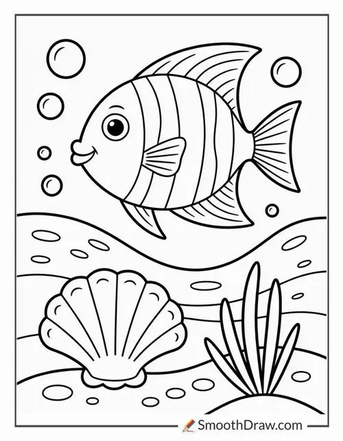 Chú cá sọc đang bơi lội quanh một chiếc vỏ ốc to nằm trên bãi cát trắng mịn của hệ sinh thái biển cho bé 3 tuổi.