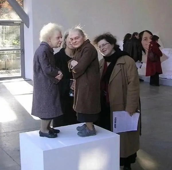 Những tác phẩm điêu khắc siêu thực của Ron Mueck khiến người xem vừa ngỡ ngàng vừa lặng người