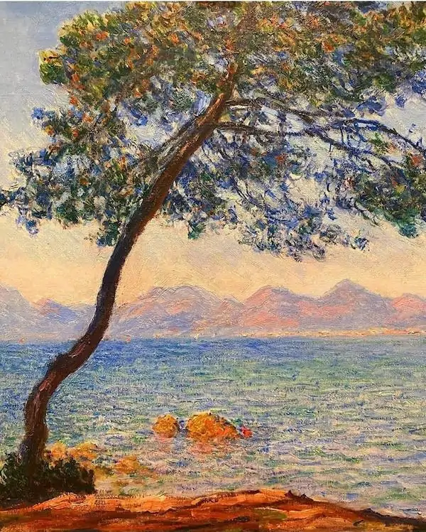 The Pine Tree at Cap d Antibes của Claude Monet nổi bật với cây cong nghiêng, biển xanh và ánh chiều yên ả.