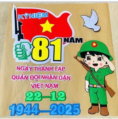 Chú lính nhỏ thực hiện động tác bò qua hàng rào dây thép gai, trang phục lấm lem nhưng ánh mắt vẫn toát lên vẻ thông minh, nhạy bén và sắc sảo.