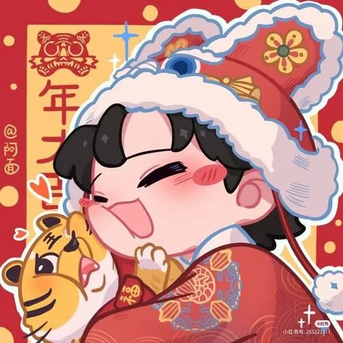 Gia đình ba người mặc áo dài cười bên nồi bánh chưng, ánh lửa bếp hồng làm cảnh đêm giao thừa gần gũi và ấm áp