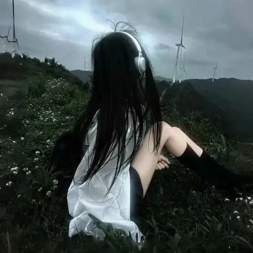 Thiếu nữ bước đi chậm rãi trên con đường ngập tràn lá vàng rơi của công viên mùa thu vắng vẻ với chiếc khăn len che nửa khuôn mặt đượm buồn tịch liêu.