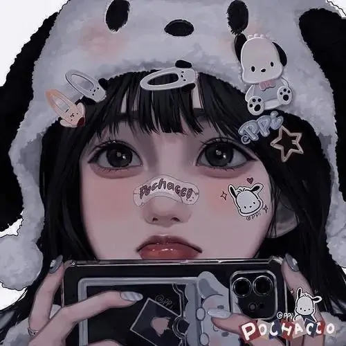 Cô bé đội mũ lông trắng có tai thỏ, cầm điện thoại ngang mặt, mắt to đen và sticker má cực đáng yêu