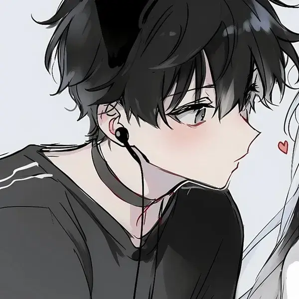 Góc nghiêng của chàng trai đeo tai nghe chụp tai cỡ lớn cùng vòng cổ choker thể hiện gu thời trang cá tính của giới trẻ hiện đại.