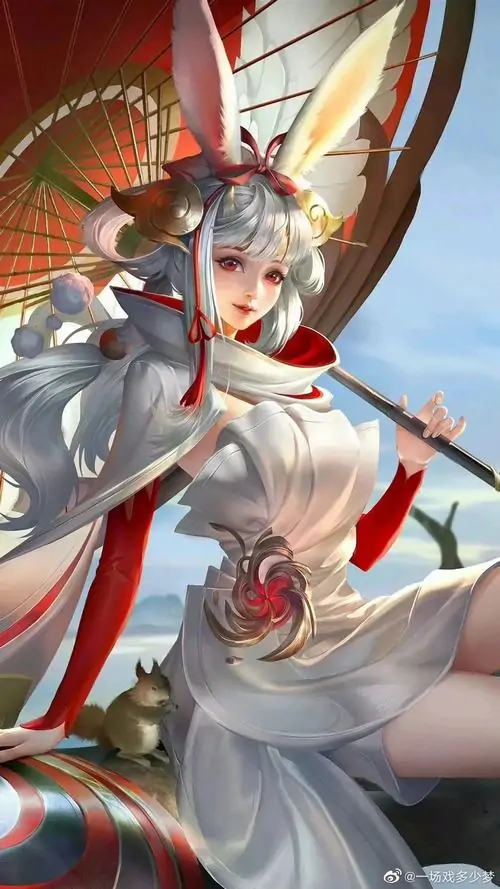 Điêu Thuyền Nữ Vương Anh Đào cầm quạt đỏ giữa nền lễ hội, váy trắng thêu hoa, tóc bạc búi cao và dáng đứng trang nhã
