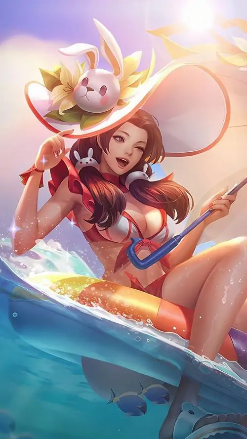 Điêu Thuyền Tiệc Bãi Biển nghiêng người trên phao nước, tóc đỏ rực ôm vai, mũ nhỏ có tai và nụ cười rạng trong nắng