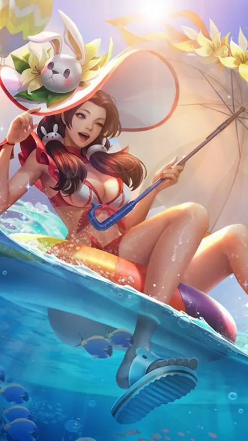 Điêu Thuyền Tiệc Bãi Biển ngồi trên ván giữa sóng xanh, tóc đỏ tung sau vai, bikini đỏ trắng và ánh nắng làm da sáng ấm