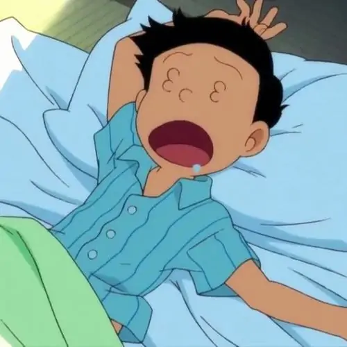 Hình troll Nobita cầm chong chóng tre mà vẫn nhăn mặt bối rối, nền trời xanh làm cảnh bảo bối Doraemon thêm vui kiểu dùng sai hướng