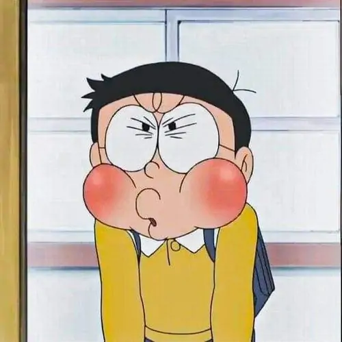 Nobita phồng má đỏ au với mắt nhắm tịt, áo vàng và dây cặp xanh làm hình dìm Nobita ấm ức trông buồn cười hết nấc
