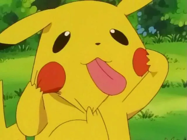 Pikachu chạy qua bãi cỏ xanh với đuôi tia chớp vút lên, tông màu sáng làm khung cảnh tràn năng lượng hệ lôi