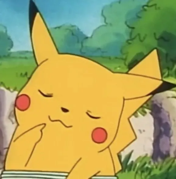 Pikachu ngồi giữa bàn học lộn xộn, tai dài cụp nhẹ và khuôn mặt mệt mỏi hợp với cảnh thức khuya làm bài