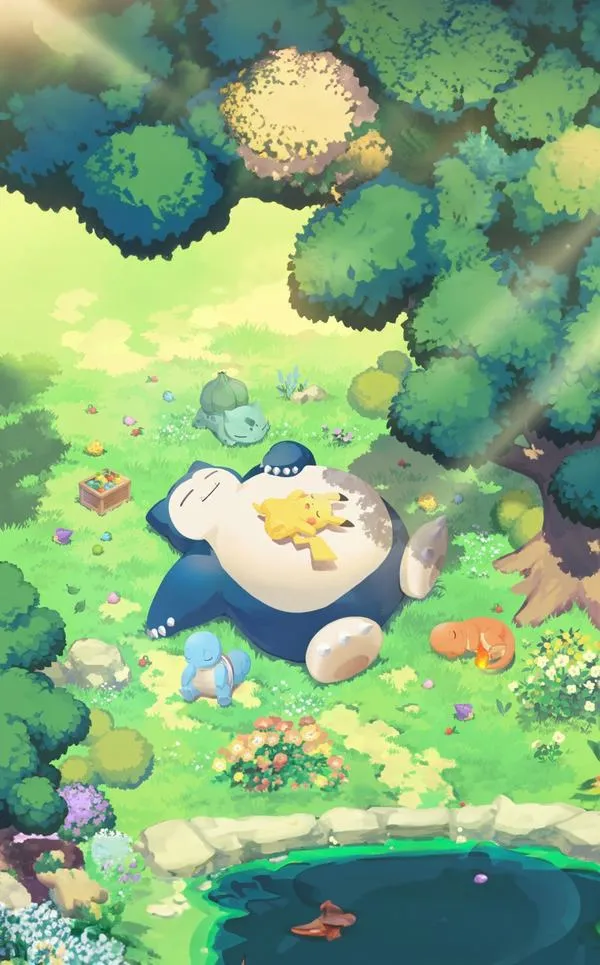 Hình nền điện thoại Snorlax ngủ dưới tán cây xanh thư thái, bãi cỏ mềm và ánh nắng loang nhẹ làm không khí cực chill