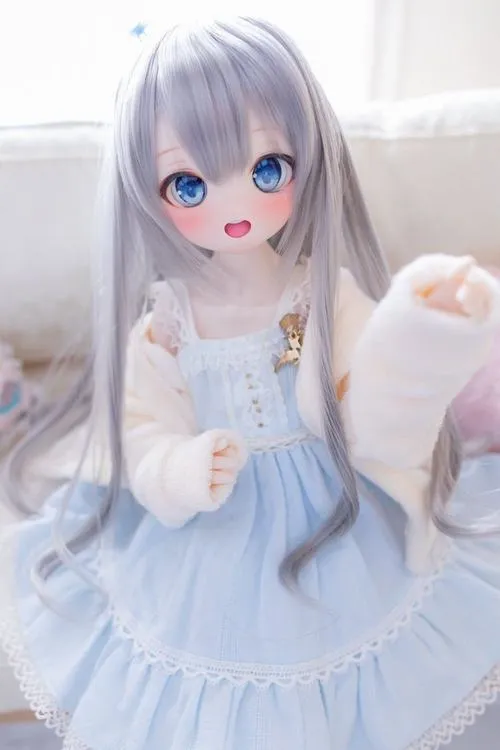 Hình đại diện búp bê anime tóc bạc mặc váy trắng xanh, ngồi trong ánh sáng dịu với đôi mắt xanh tròn và vẻ ngọt ngào
