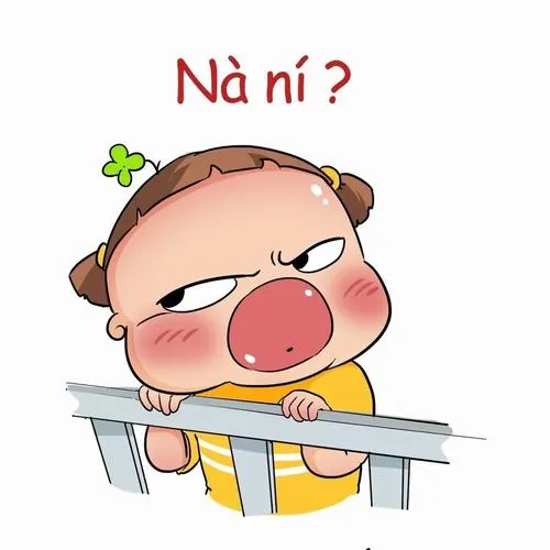 Cô bé áo vàng đứng sau lan can với dòng chữ Nà ní, đôi mắt lờ đờ và miệng chu tròn tạo tình huống hỏi chấm rất lầy