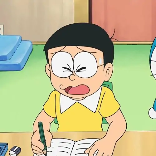 Nobita nhăn nhó khi làm bài ở bàn học, áo vàng sáng và miệng méo khổ sở diễn đúng tâm trạng bị điểm không trong Doraemon