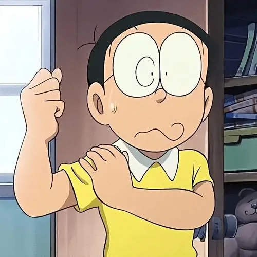 Nobita cầm gậy đứng nép bên hiên nhà, áo vàng quen thuộc và ánh mắt căng thẳng như vừa nghĩ ra trò nghịch nhưng hơi rén