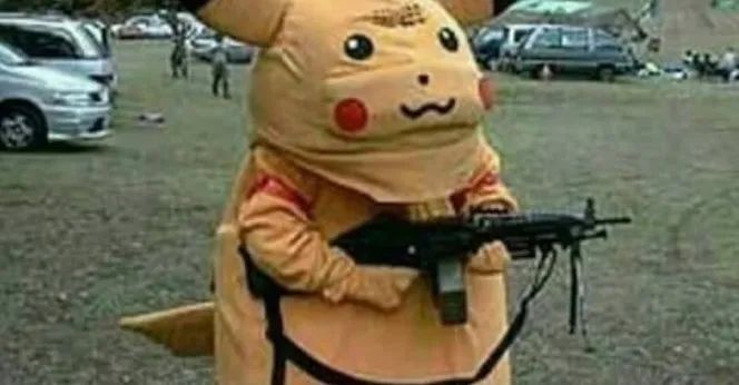 Meme chế Pikachu mặc áo nâu cầm đồ chơi quân sự ngoài bãi xe, dáng ngồi thấp và ánh nhìn nghiêm quá mức gây cười
