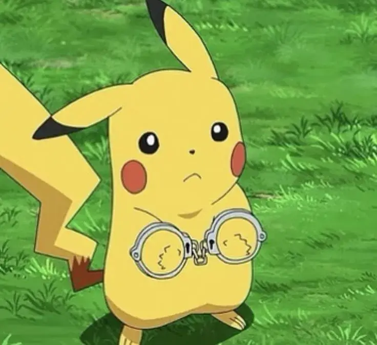 Pikachu cầm kính lúp giữa thảm cỏ xanh, đôi mắt tròn chăm chú như đang điều tra một vụ án nhỏ trong vùng Kanto