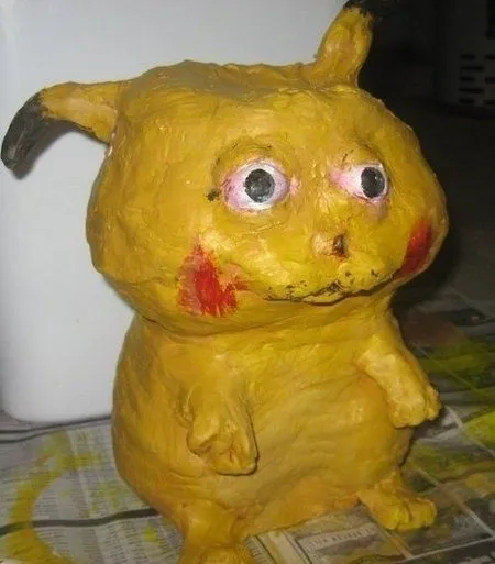 Búp bê Pikachu vàng xỉn ngồi trên giường tối, mắt lệch và má đỏ lem khiến ảnh dìm Pikachu trông khó quên
