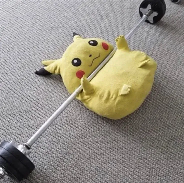 Pikachu nằm bẹp trên thảm xám, thân vàng bị cán hút bụi ép xuống tạo dáng tội nghiệp mà buồn cười