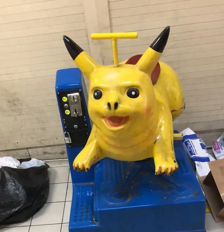 Mô hình Pikachu đứng trên cân xanh với thân tròn, má đỏ và đôi tai dài nhìn như đang chờ bị trêu