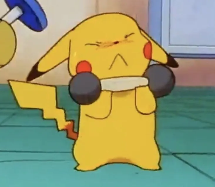 Pikachu cầm micro đứng trong phòng anime, mắt nhắm và dáng hát nghiêm túc tạo cảm giác biểu diễn rất nhập tâm