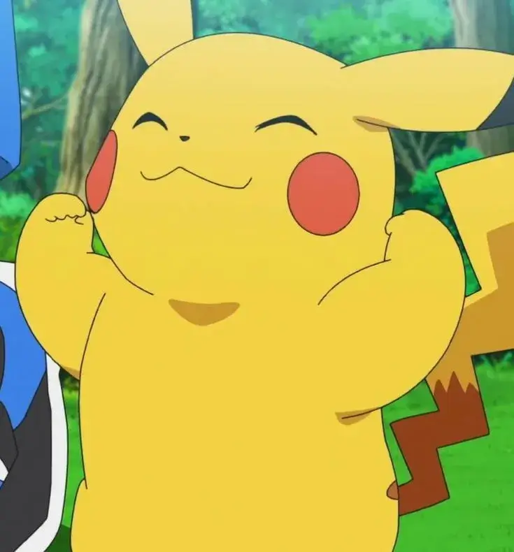 Pikachu nhắm mắt cười tít trong khung cảnh xanh, đôi má đỏ căng tròn khiến chú chuột điện trông cực kỳ mãn nguyện