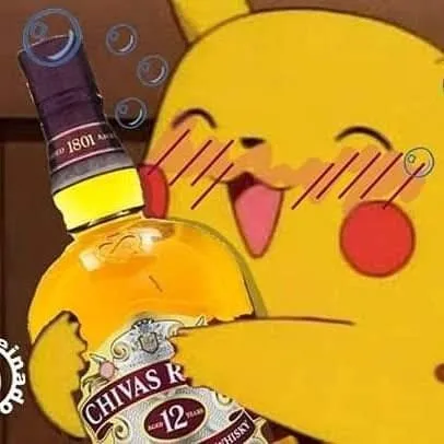 Gối Pikachu ôm chai Chivas trong ánh phòng ấm, đôi mắt cong và má đỏ tạo cảm giác say vui rất đời thường