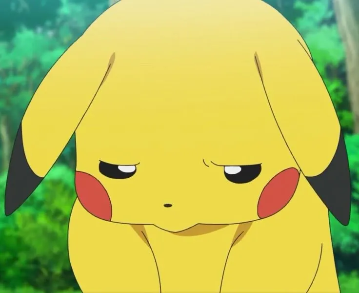 Hình troll Pikachu cúi đầu buồn bã giữa nền rừng xanh, tai cụp xuống và ánh mắt mệt mỏi giống vừa thua trận