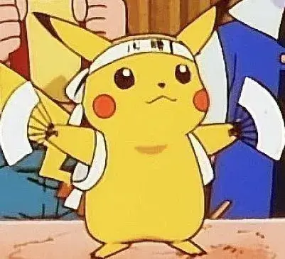 Pikachu đội mũ trắng đứng giữa đám đông anime, thân vàng gọn gàng và ánh mắt bình thản nhìn khá nghiêm túc