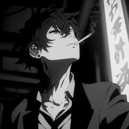 Nhân vật anime hút thuốc trong góc chụp thấp, áo đen và ánh sáng bảng hiệu làm khuôn mặt nghiêng thêm u tối