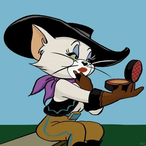 Tom mặc đồ cao bồi cười khép mắt, tay cầm roi và dáng ngồi khoái chí trên nền xanh đơn giản