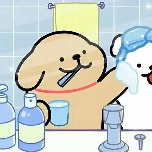 Chó trắng tai vàng ngồi trong phòng tắm, lưỡi thè vui vẻ cạnh chai nước xanh tạo cảnh ngộ nghĩnh