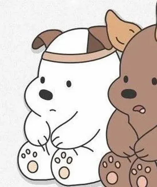 Hai thú bông trắng nâu ngồi cạnh nhau, nền kem êm dịu và băng đô nhỏ khiến khung hình nhìn rất mềm