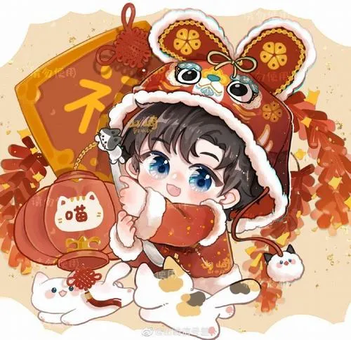 Nhân vật nhỏ ngồi co chân giữa lá vàng, tay cầm món ăn nóng và đội mũ lân, bối cảnh mùa xuân nhìn ấm bụng