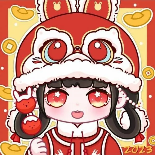 Gương mặt chibi mắt đỏ nhìn thẳng, mũ lân trắng đỏ choán gần hết khung hình, nền vàng cam làm cảm giác lễ hội rõ hơn