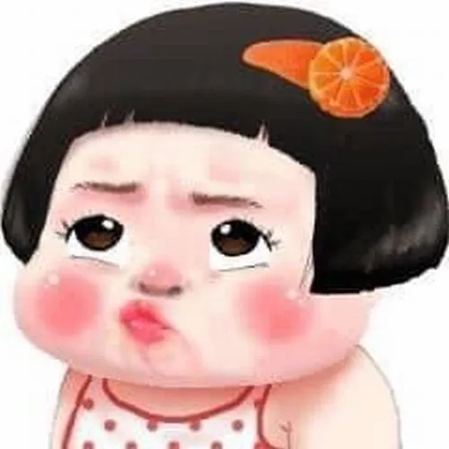 Bé gái mặt tròn tóc bob đen, má đỏ căng và miệng chu chu như hờn cả thế giới tạo hình chibi vô tri hài hước cực ngộ