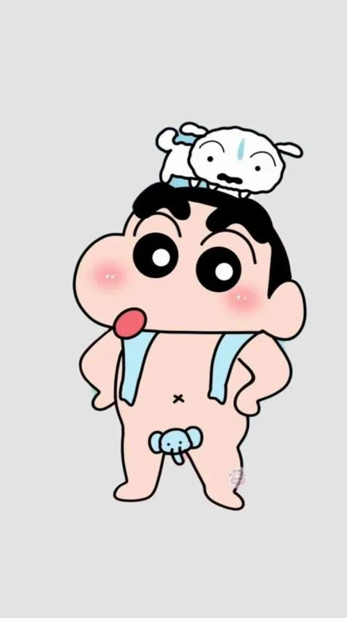 Shin béo đứng trong khăn tắm với chú chó nhỏ trên đầu, mắt long lanh và miệng mở làm hình chibi vô tri hài hước rất tếu