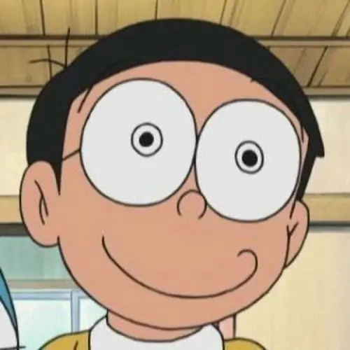 Nobita ôm quả bóng ở sân trường tiểu học, tóc đen ngố và nụ cười vụng về tạo chất hình hài hước Nobita rất đời thường