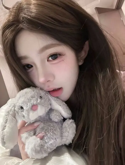 Cô gái đứng dưới hàng cây vàng, khoác áo trắng dịu nhẹ, tóc dài buông tự nhiên và ánh mắt hiền trong nắng chiều ấm