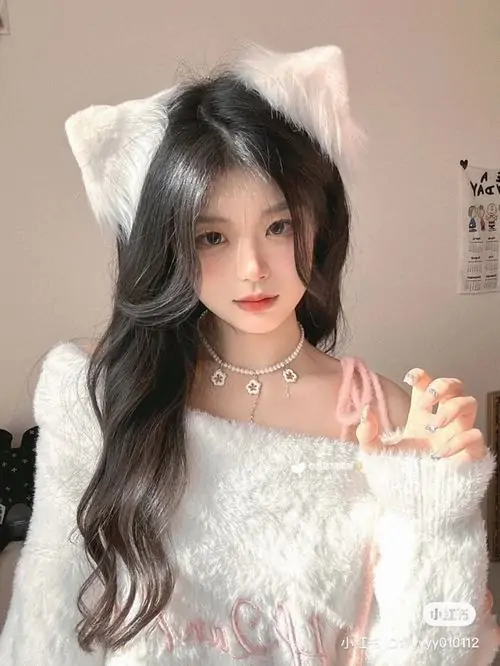 Lá vàng rơi quanh vai áo xanh lệch vai, hình nền hot girl ngọt ngào nổi bật với mái tóc dài và đôi mắt to tròn
