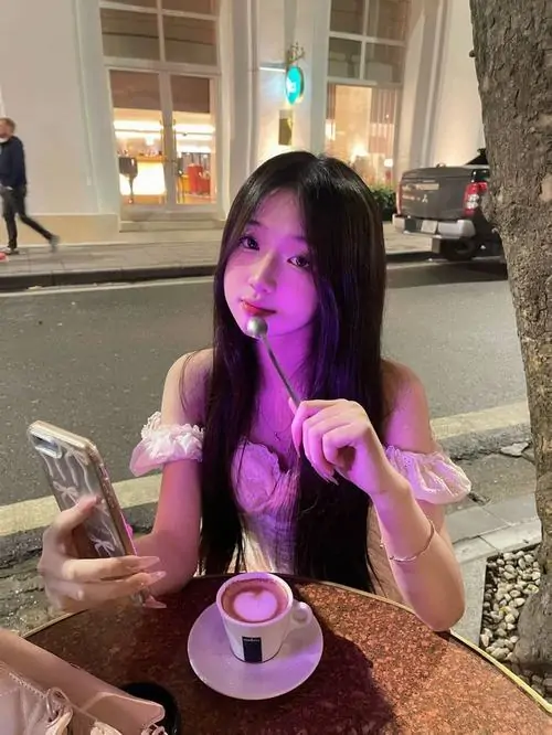 Gương mặt nhỏ nhắn nổi bật giữa khung trời xanh, mái tóc dài hơi rối gió và nụ cười nhẹ tạo cảm giác rất gần gũi