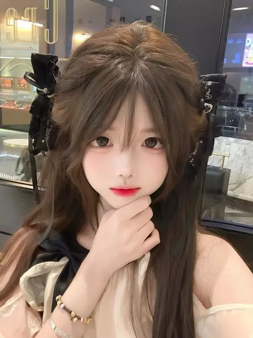 Khung cảnh tuyết trắng làm nổi chiếc khăn quàng dày, cô gái tóc đen dài cài nơ nhỏ và ánh nhìn dịu như búp bê