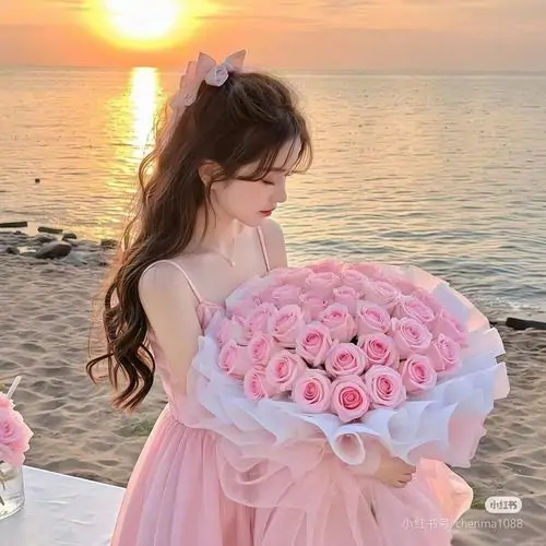 Trên lối đi ven sông, ảnh con gái trong sáng mặc set đồ trắng đơn giản, tóc nâu dài và túi nhỏ tạo vẻ gọn gàng
