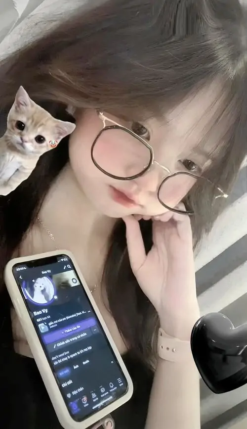 Trong khoang xe yên tĩnh, cô gái mặc váy hồng ôm bó tulip, tóc dài thả mềm và nhắm mắt nghỉ ngơi thật đáng yêu