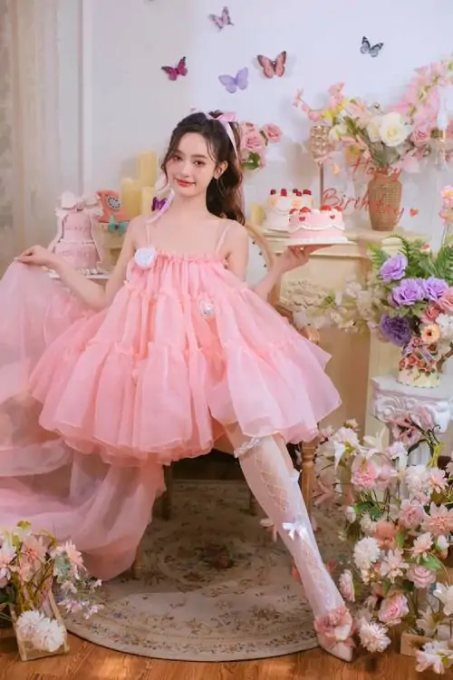 Phòng chụp phủ hoa tạo nền mộng mơ cho ảnh gái xinh áo hồng, chiếc váy công chúa xòe nhẹ và dáng ngồi duyên dáng