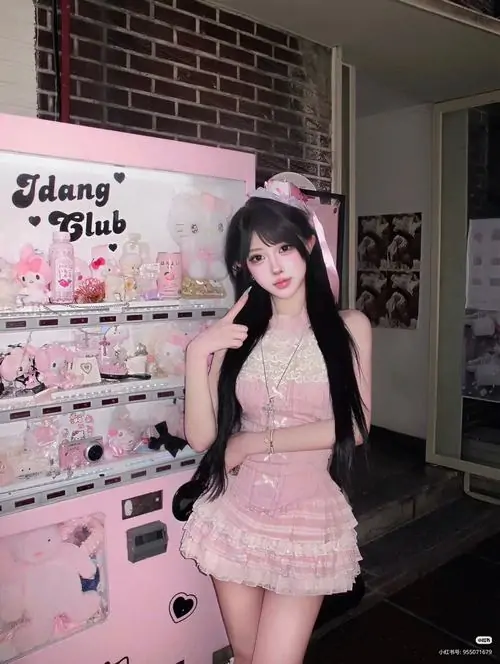 Không gian máy gắp thú hồng làm nổi bật gái xinh mặc pinky, cô gái tóc đen đứng nghiêng với váy ngắn dịu mắt