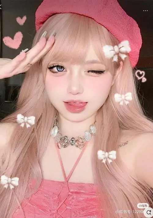 Cận mặt hình nàng thơ sắc hồng với tóc hồng dài, má ửng nhẹ, phụ kiện trái tim và ánh nhìn thẳng đầy cuốn hút