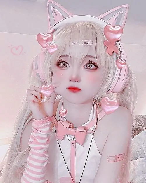 Gương mặt trang điểm tông hồng nổi bật cùng tóc bạch kim, cô gái cosplay nhìn nghiêng nhẹ trong nền pastel mờ ảo