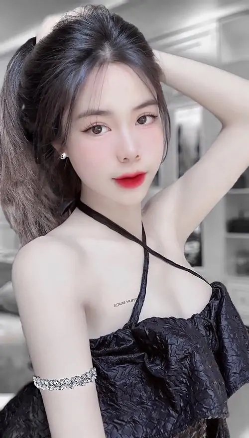 Gương mặt nhỏ với son đỏ nổi bật giúp hình mỹ nhân toàn cầu này thêm cuốn hút, áo hai dây đen tôn bờ vai thanh mảnh